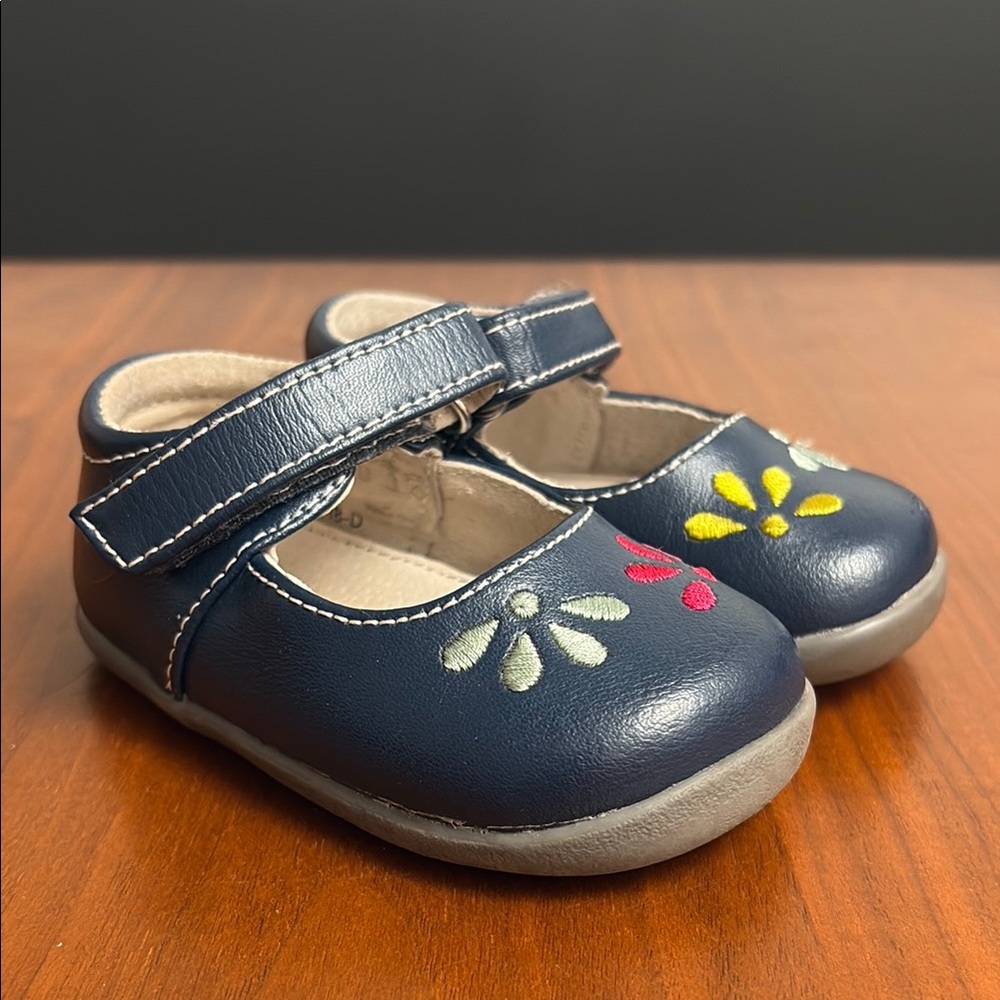 See Kai Run Unisex-Child Ginny Inf First Walker Shoe, size 4